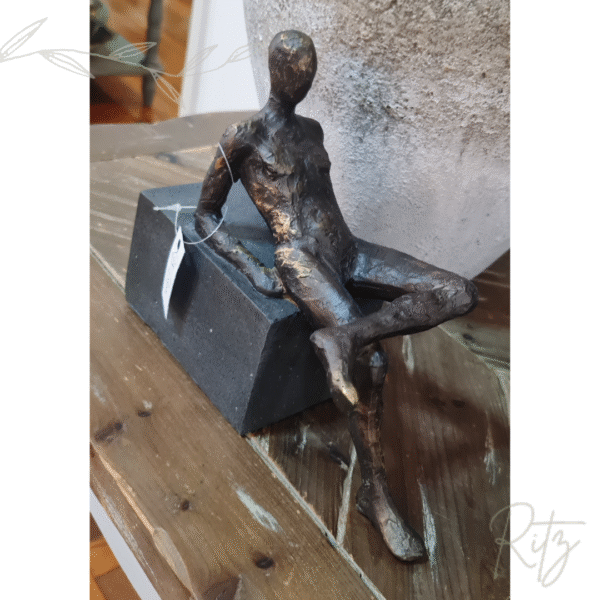 Escultura Homem sentado - Imagem 3