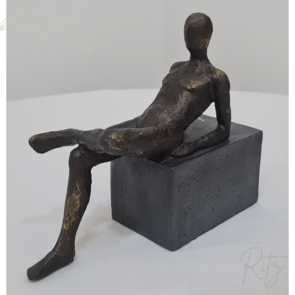 Escultura Homem sentado - Imagem 2