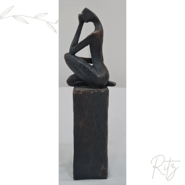 Escultura Homem sentado - Imagem 3
