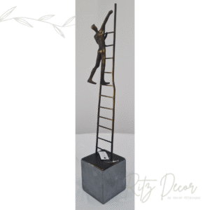Escultura Homem na escada