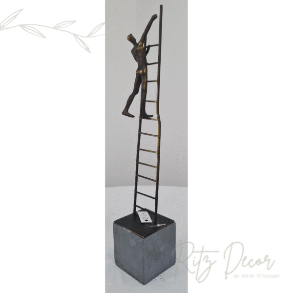 Escultura Homem na escada