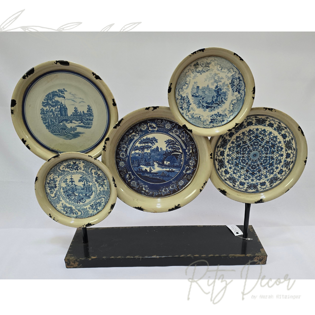 Esculturas de pratos em metal