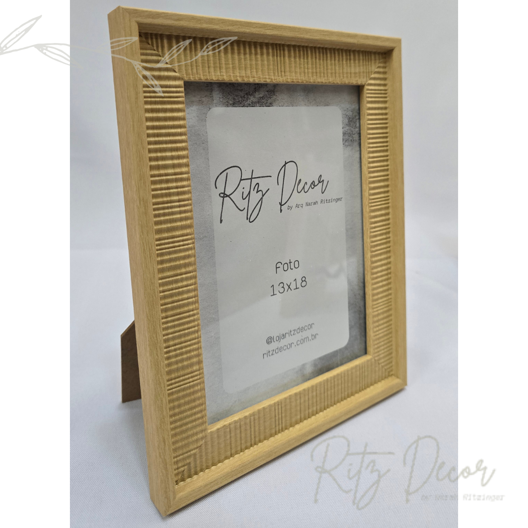 Porta retrato em madeira clara